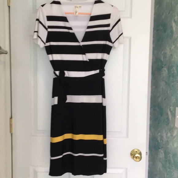 3/$25 Like New Dress - Picture 1 of 4